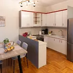 Apartamento Royal At Agia Sofias Tesalónica